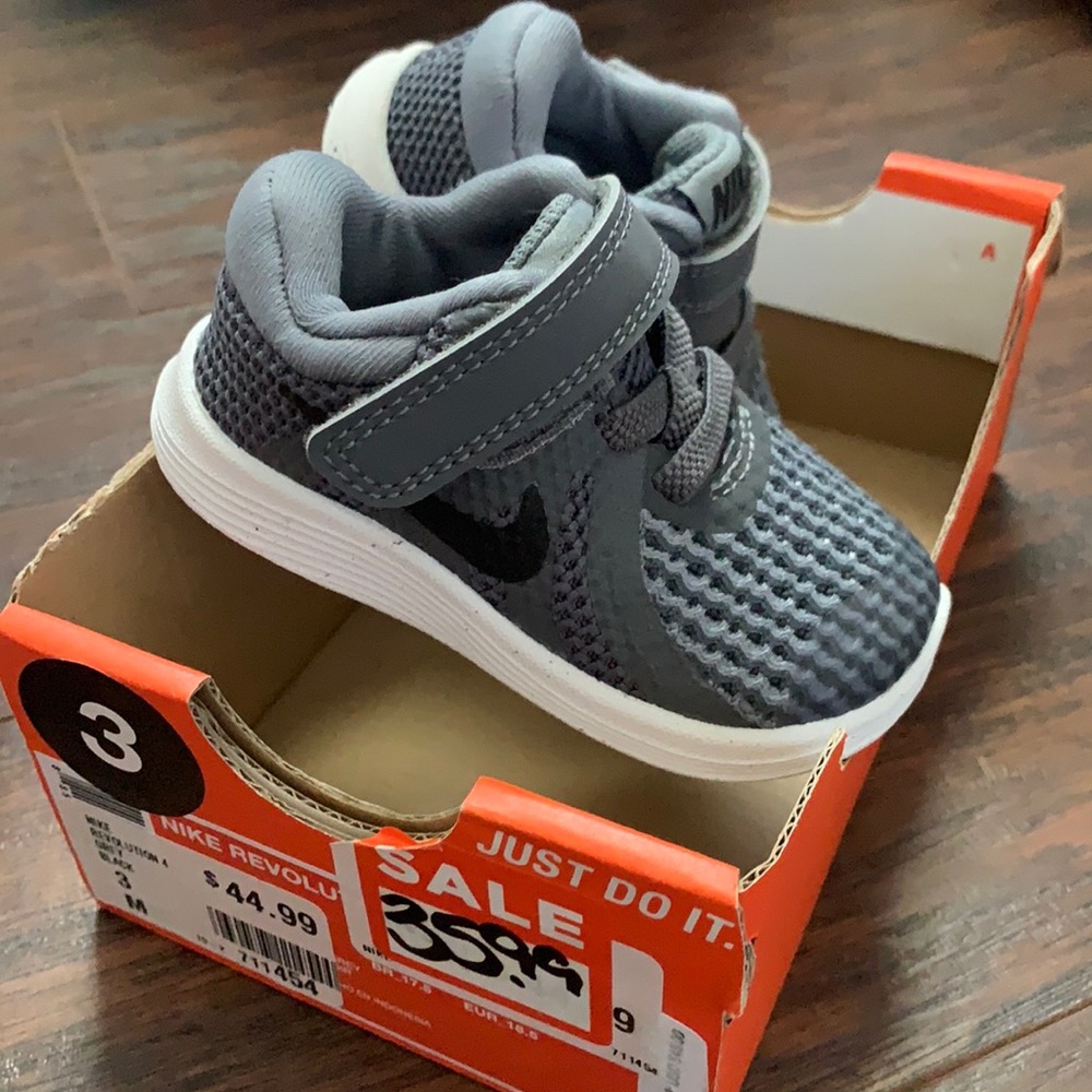Brand New Never worn Infant Sz 3 Nike Revolution 4